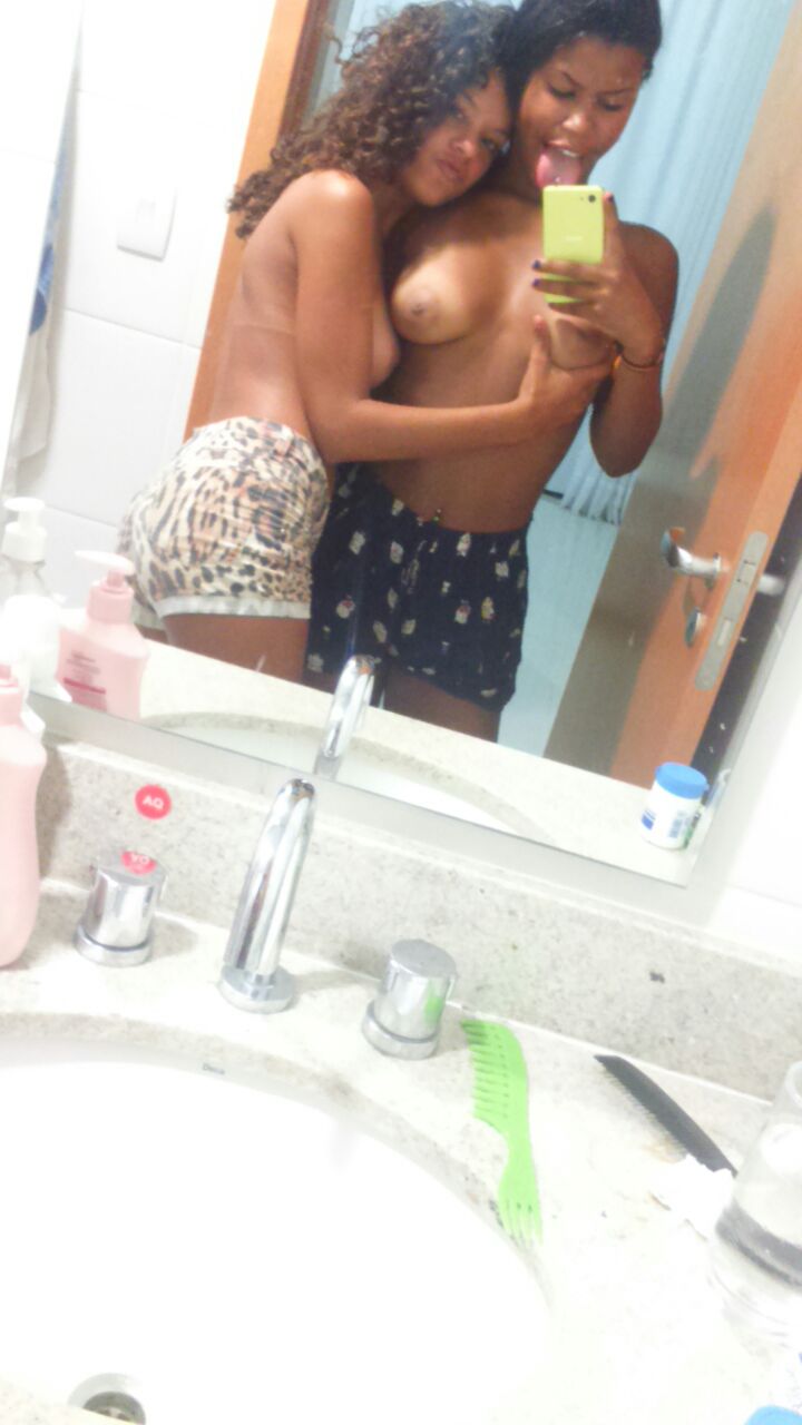 2 ragazze carioca trapelano in rete mentre si scattano selfie nudi davanti allo specchio