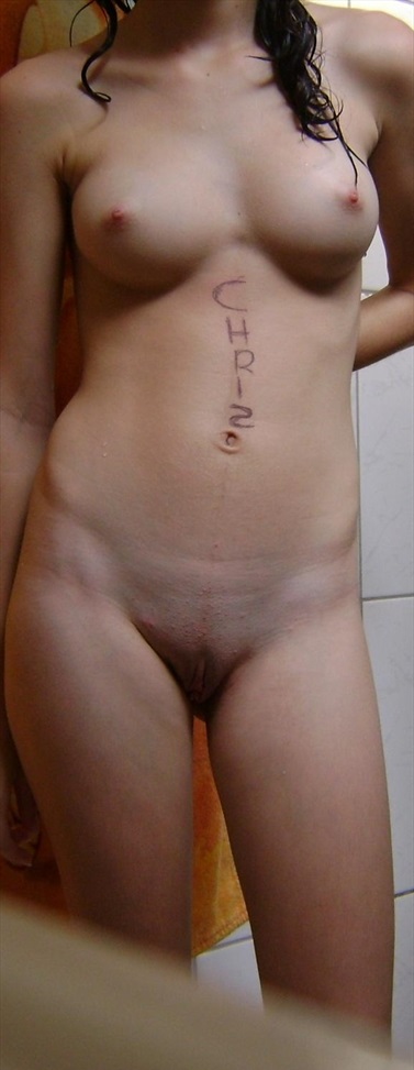 Ragazza nuda ha scattato foto sotto la doccia e le ha pubblicate online