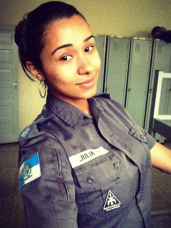 Julia, poliziotta militare che cade nuda in rete foto trapelate