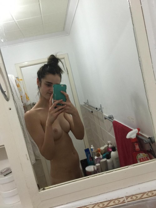 Una ragazza magra di 18 anni fotografa le sue belle tette in rete