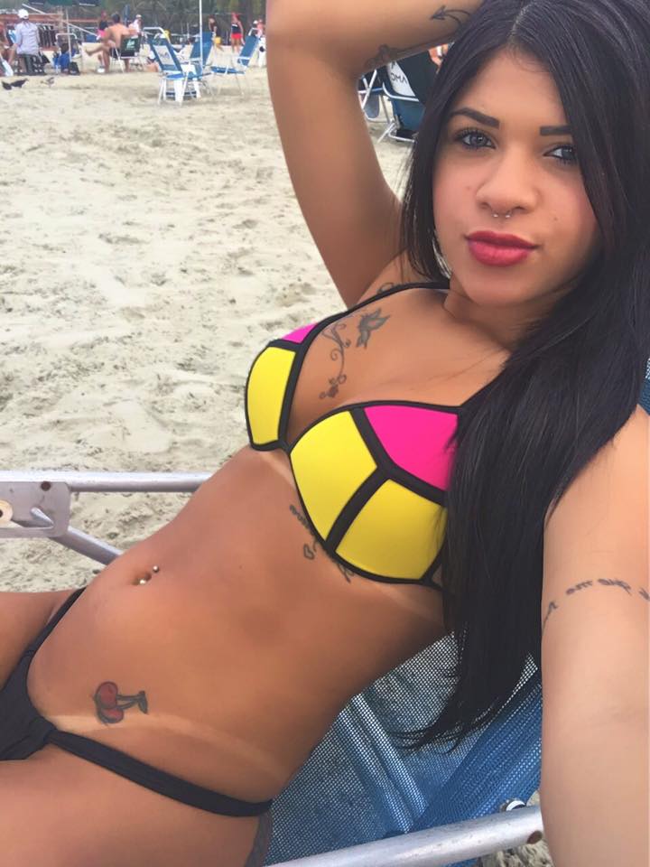 Foto di Mirella dos Reis nuda e tatuata che mostra il suo corpo abbronzato