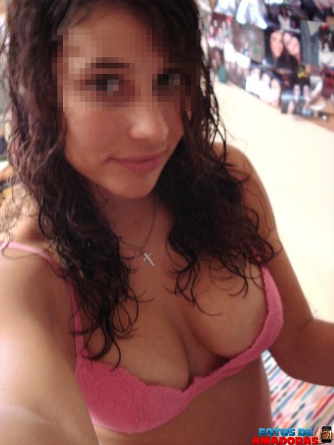 Giovane ragazza sexy nuda in foto amatoriali per il suo ragazzo